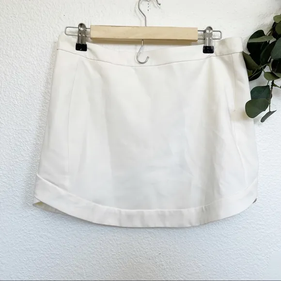 BCBGMAXAZRIA- NWT Gardenia Mini Skirt Size M