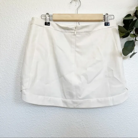 BCBGMAXAZRIA- NWT Gardenia Mini Skirt Size M
