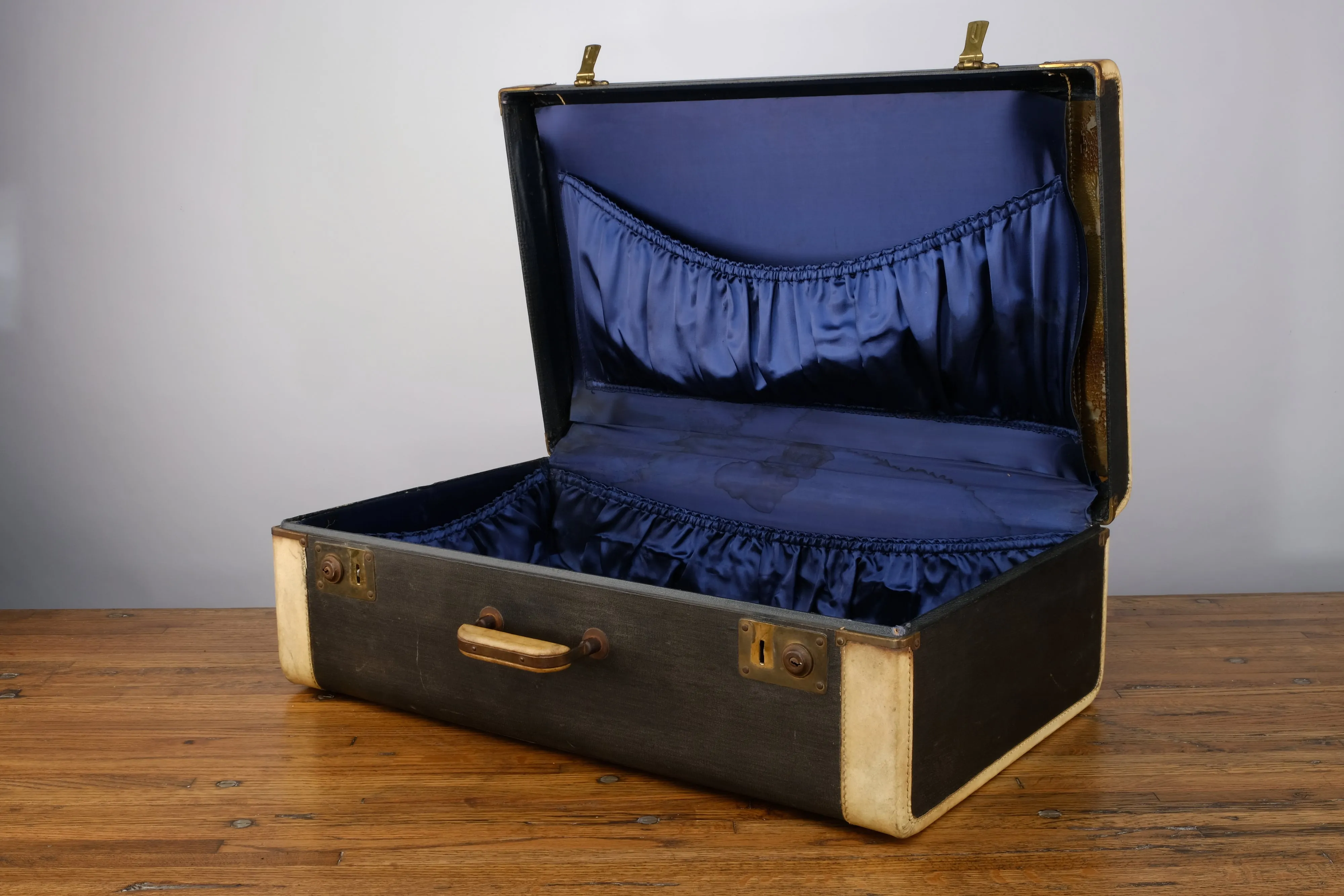 BLACK WOODEN AND FEBRI TRAVEL LUGGAGE