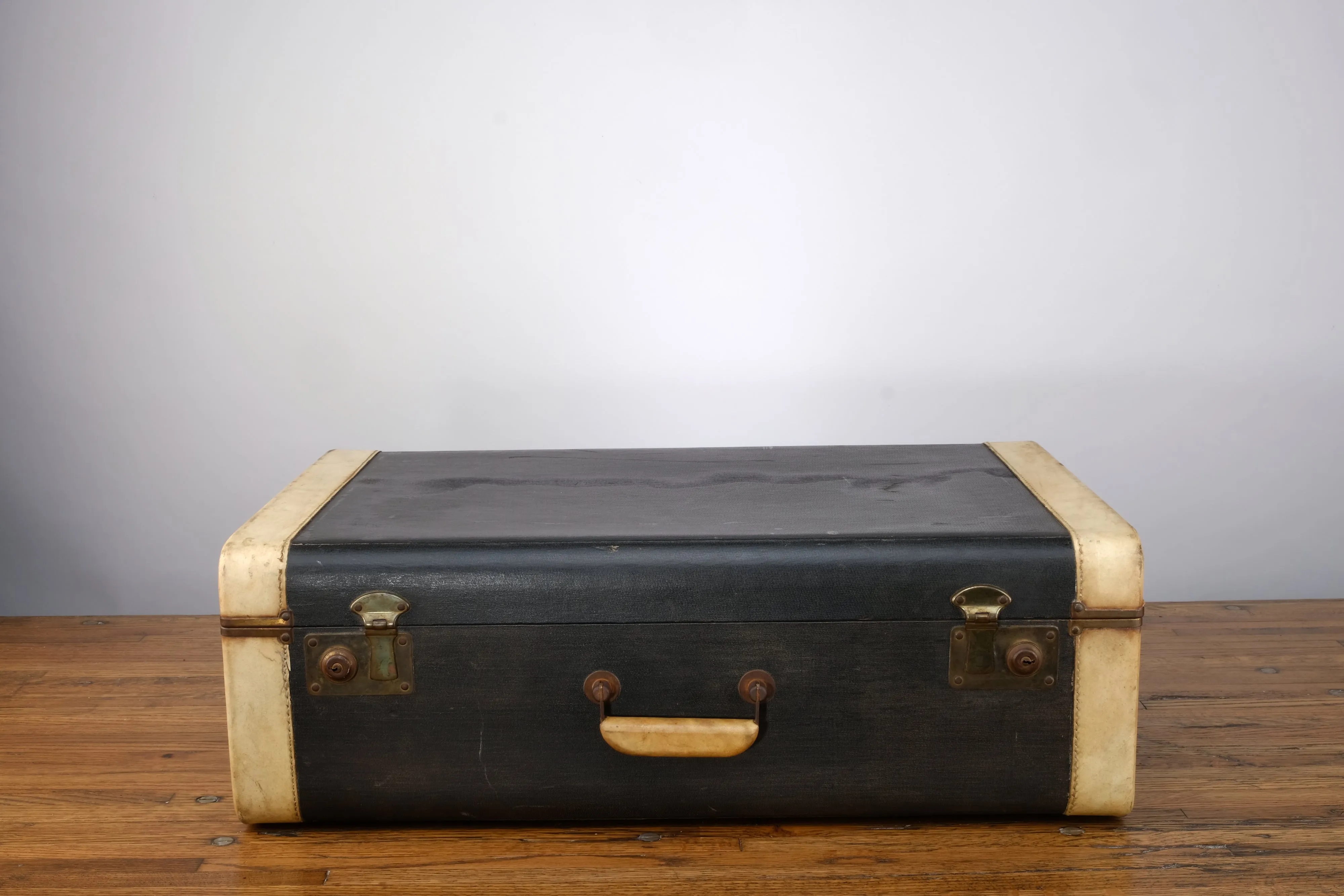 BLACK WOODEN AND FEBRI TRAVEL LUGGAGE