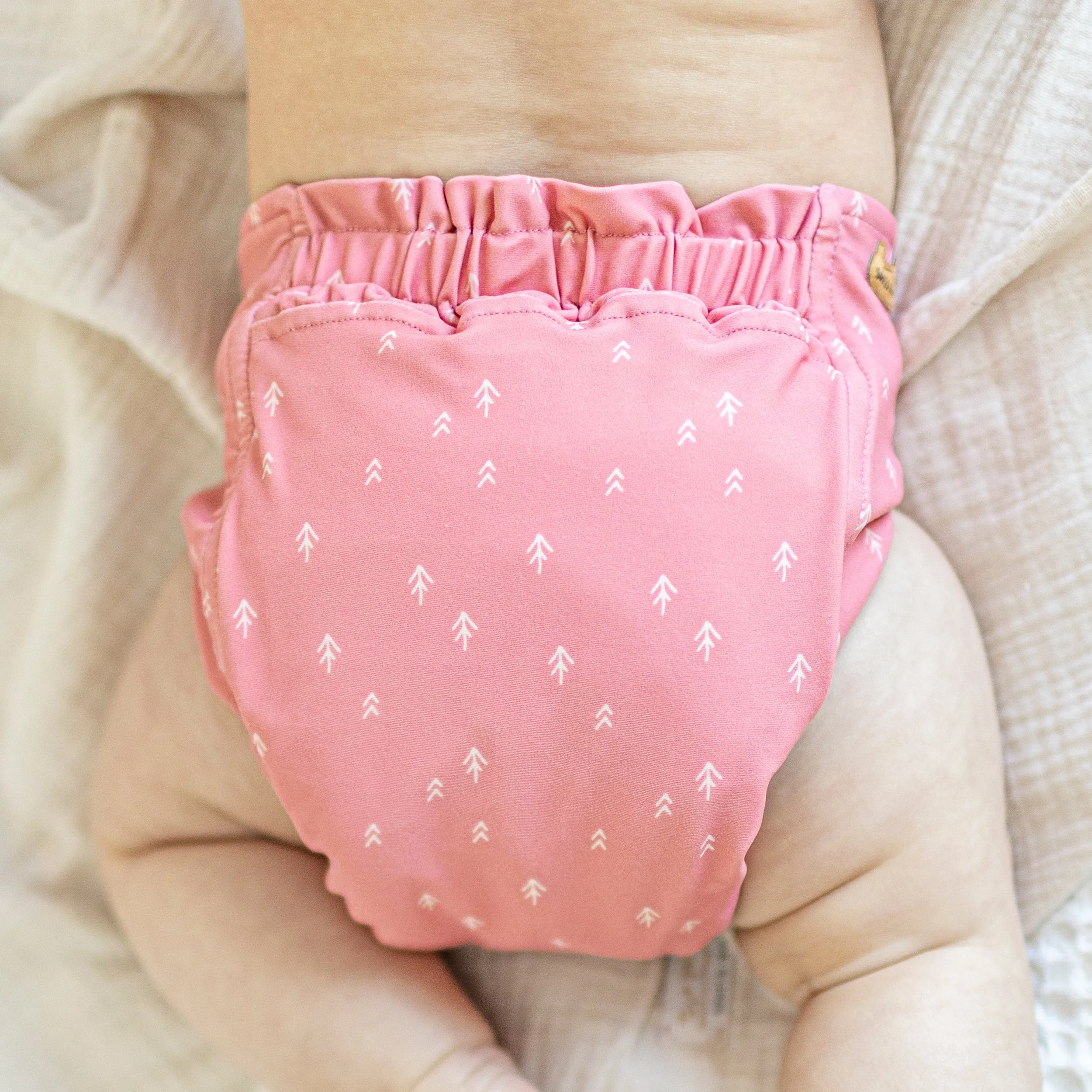 Couche réutilisable ultramince rose à motif de flèches, bébé || Ultra-thin pink reusable diaper with arrow all over print, baby