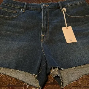 Good American The Cut Off Short